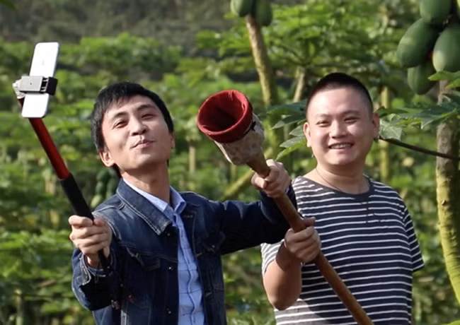 Còn trên nền tảng Kuaishou có hơn 1 triệu người dùng ở nông thôn đã bán sản phẩm địa phương qua các video ngắn và phát livestream. Những người này kiếm được 19 tỷ nhân dân tệ trong năm 2018.