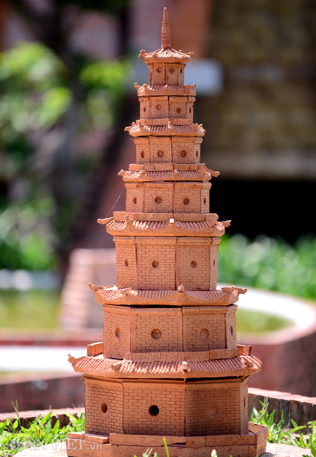 Ngoài các kiến trúc của Thế giới, tại đây còn có nhiều kiến trúc mang đậm dấu nét của Việt Nam. Trong ảnh là kiến trúc chùa Thiên Mụ tại Huế.