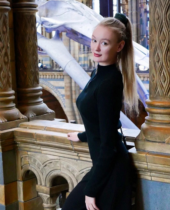 Polly có gương mặt xinh đẹp, vóc dáng thon thả và làn da trắng không tì vết.