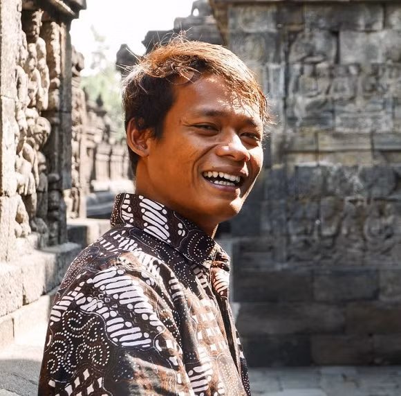 Trong khi "một nửa" của cô lại trái ngược hoàn toàn về ngoại hình: Gương mặt chẳng mấy ưa nhìn, da đen...