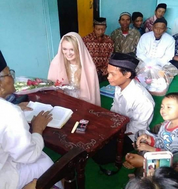 Nói về cuộc hôn này này, họ viết: "Chúng tôi muốn bày tỏ lòng biết ơn sâu sắc nhất đối với tất cả những lời chúc tốt đẹp đã nhận được trong vài giờ qua. Chúng tôi rất vui khi chia sẻ câu chuyện của mình". Qua đây, nhiều người sẽ thấy được sức mạnh của tình yêu. Khi yêu thật lòng, họ có thể vượt qua mọi rào cản để đến với nhau, bất kể khoảng cách địa lý, ngôn ngữ hay sự khác biệt rất lớn về ngoại hình, hoàn cảnh sống.