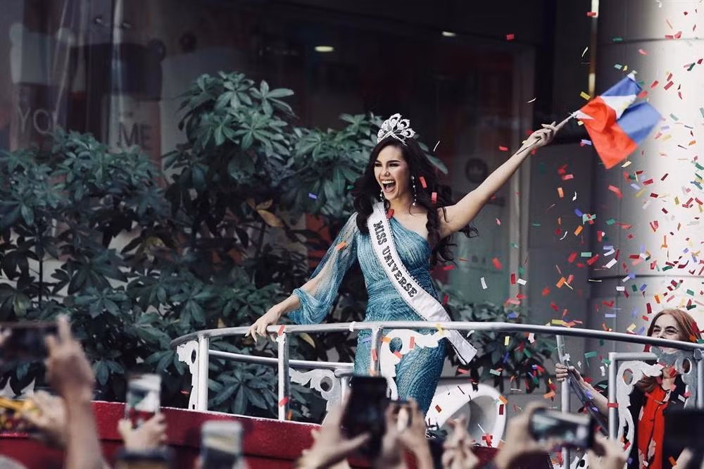 Trước đó, vương miện Mikimoto bị Catriona Gray làm vỡ trong lần trở về quê hương Philippines sau khi đăng quang Hoa hậu Hoàn vũ 2018. Mỹ nhân được tổ chức những buổi diễu hành long trọng trên những con phố lớn. Hòa nhịp với không khí tưng bừng ăn mừng chiến thắng trên phố, Catriona liên tục nhảy nhót và reo hò. Do đó, Mikimoto đã chịu lực tác động rất lớn và thật không may khi nó đã bị vỡ ngay trên xe diễu hành.