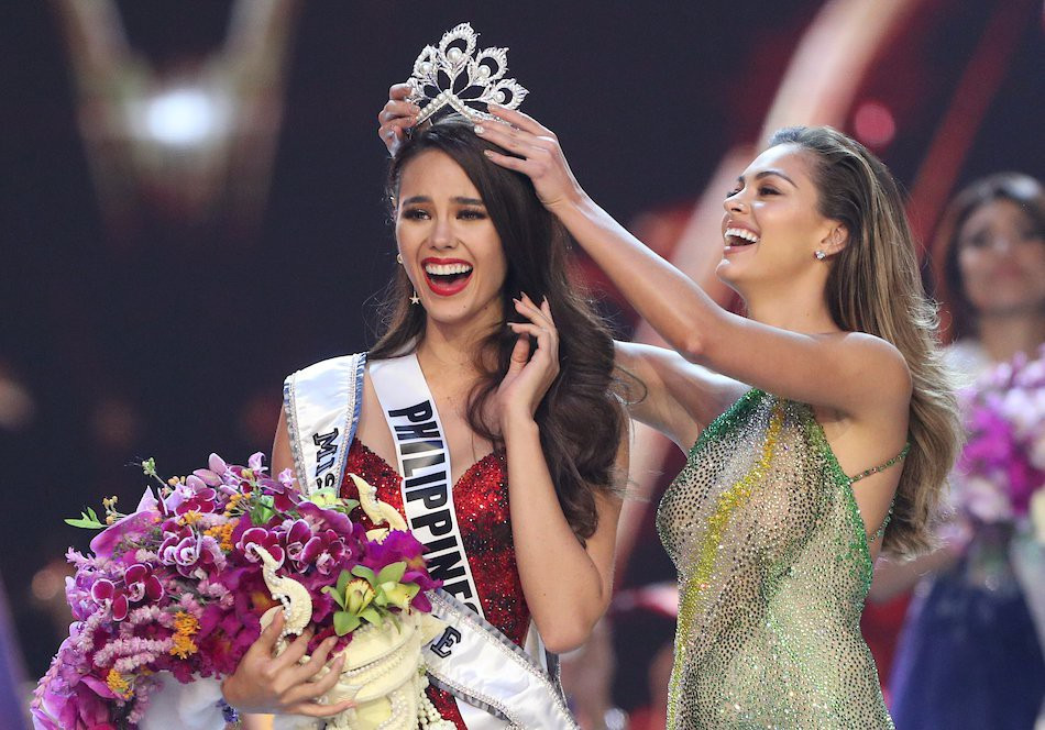 Trước đó, Catriona Gray được biết đến là người đẹp Philippines giành chiến thắng tại cuộc thi Hoa hậu Hoàn vũ 2018. Phần thưởng giá trị nhất dành cho cô chính là chiếc vương miện Mikimoto, được mệnh danh là tuyệt phẩm vương miện trên thế giới.