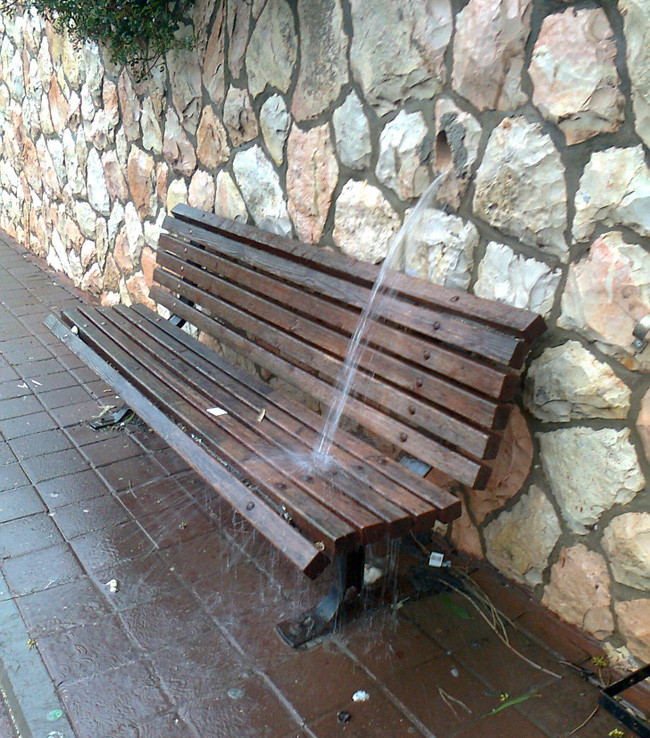 Chắc dự phòng mùa hè nóng bức để rửa mặt hạ nhiệt đây mà.