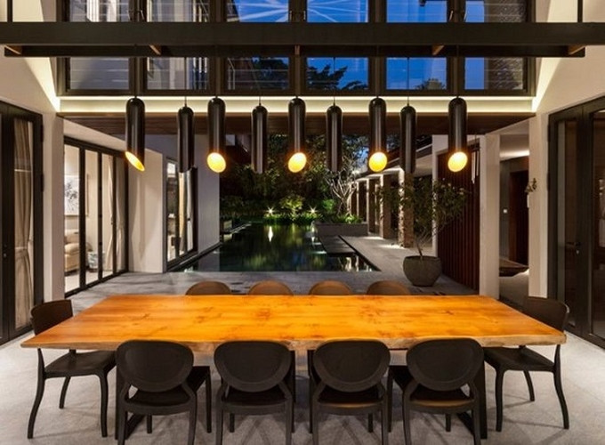 Căn biệt thự này do Timur thiết kế có phòng ăn mở ra một sân nhỏ, nơi có nhiều bàn ghế hơn để sẵn sàng cho những bữa tiệc thật sự lớn.