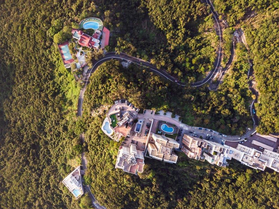 Hong Kong sở hữu một số bất động sản đắt nhất thế giới. Giá trung bình cho một ngôi nhà ở Hong Kong là 1,28 triệu USD vào năm 2018. Người sáng lập Tập đoàn Alibaba, tỷ phú Jack Ma với tài sản trị giá 36,7 tỷ USD, được đồn là đã mua một biệt thự trị giá 191 triệu đô tại khu phố đắt đỏ nhất Hong Kong vào năm 2015.