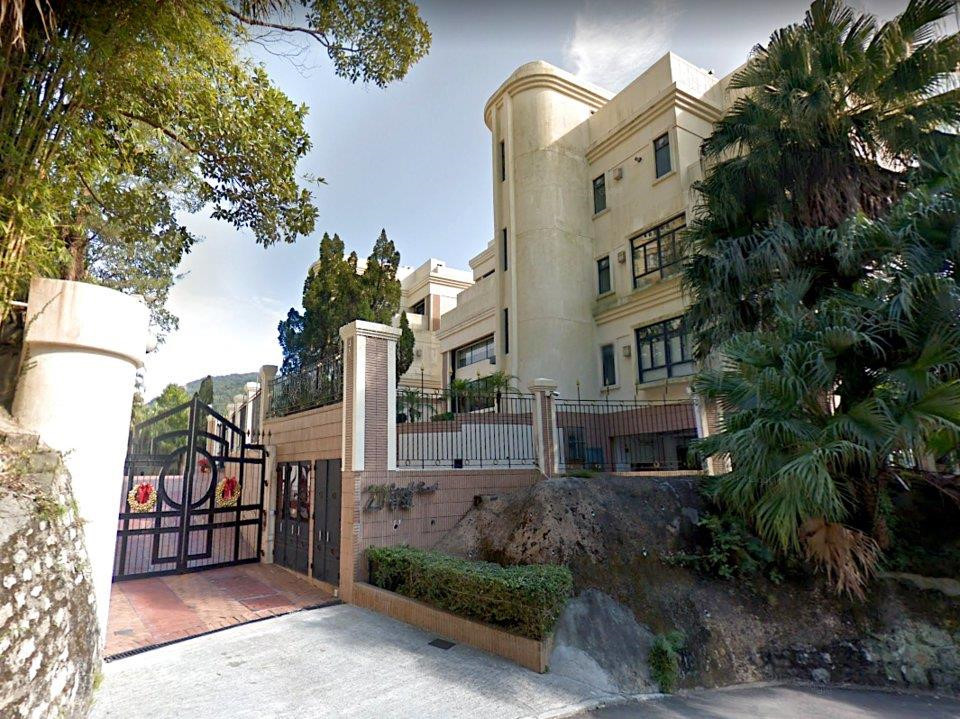 An ninh được thắt chặt trong khu phố, và hầu hết ngôi nhà được giấu kín phía sau lối vào cổng.