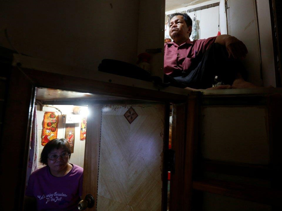 Trong khi một số cư dân Hong Kong trả tới 500.000 USD cho các "căn hộ cực nhỏ” và số khác phải sống trong "nhà ổ chuột", cuộc sống có vẻ rất khác đối với một tỷ phú trong thành phố.