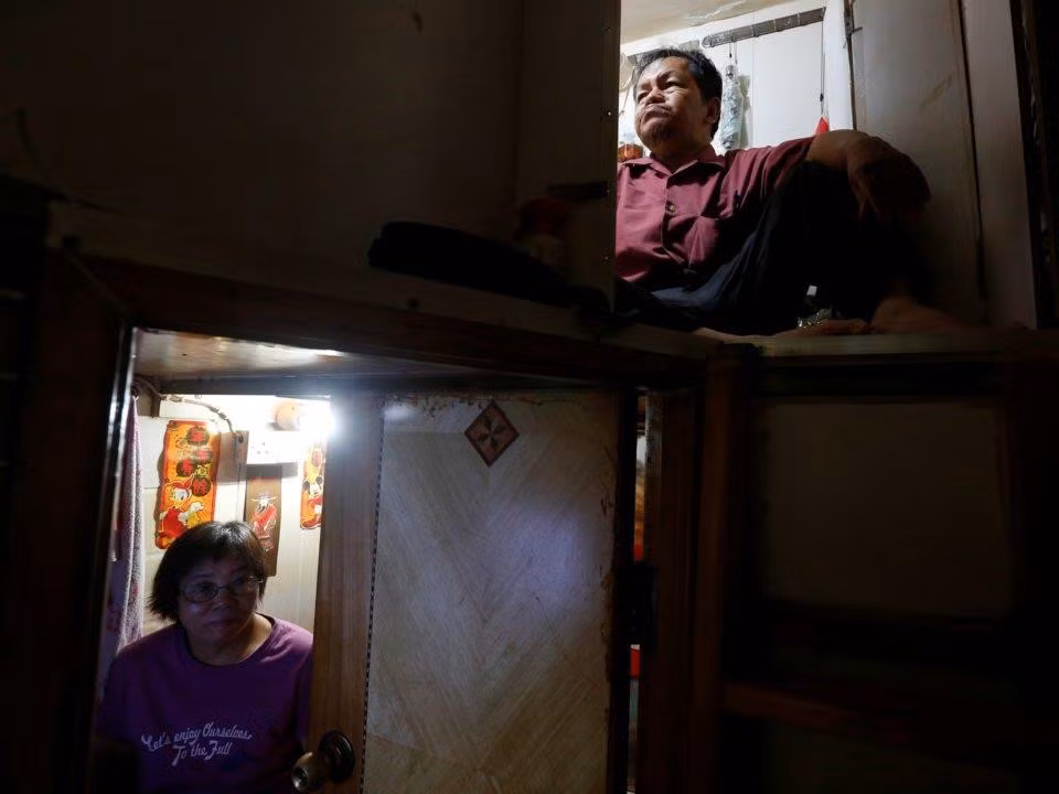 Trong khi một số cư dân Hong Kong trả tới 500.000 USD cho các "căn hộ cực nhỏ” và số khác phải sống trong "nhà ổ chuột", cuộc sống có vẻ rất khác đối với một tỷ phú trong thành phố.