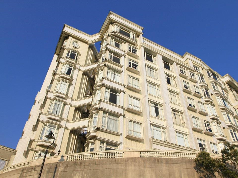 Một số ngôi nhà xa hoa và đắt tiền nhất của Hong Kong có thể được tìm thấy ở Peak. Vào tháng 3 năm 2018, một người mua đã trả 178,4 triệu USD, tương đương 19.400 USD mỗi feet vuông, cho một biệt thự ở Peak, khiến nó trở thành khu dân cư đắt nhất ở châu Á.