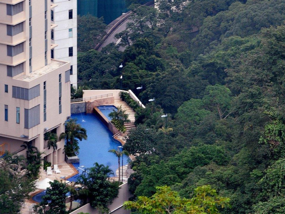 Những cư dân giàu có nhất của thành phố sống trong các tòa nhà chung cư sang trọng...