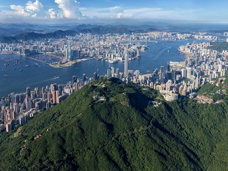 Một số ít người thực sự may mắn khi được sống trên Peak, trải nghiệm một Hong Kong rất khác với mọi người khác.