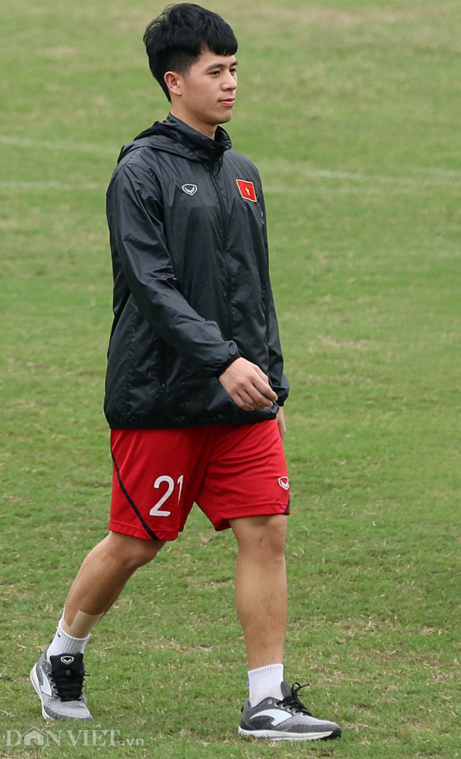 Hậu vệ Đình Trọng vẫn tập riêng với bác sĩ vì chấn thương chưa bình phục. Đến phút chót, huấn luyện viên Park Hang-seo quyết định giữ cầu thủ thuộc biên chế CLB Hà Nội vì anh quá quan trọng trong sơ đồ 3 hậu vệ mà ông thầy người Hàn Quốc xây dựng.