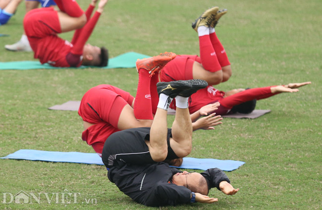Huấn luyện viên Park Hang-seo tập chống đẩy chỉnh từng động tác cho các cầu thủ trẻ. Chia sẻ với báo giới, ông cho biết sẽ quyết tâm giành vị trí cao tại bảng đấu Việt Nam làm chủ nhà để có thể tiến thẳng vào vòng chung kết U23 Châu Á 2020.
