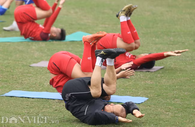 Huấn luyện viên Park Hang-seo tập chống đẩy chỉnh từng động tác cho các cầu thủ trẻ. Chia sẻ với báo giới, ông cho biết sẽ quyết tâm giành vị trí cao tại bảng đấu Việt Nam làm chủ nhà để có thể tiến thẳng vào vòng chung kết U23 Châu Á 2020.