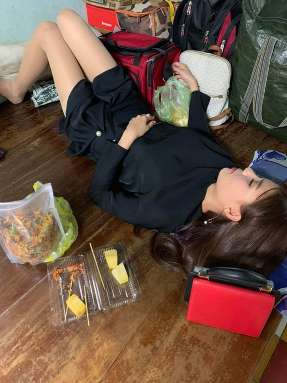 Bat chap bi chup len dim hang, Thuy Diem van xinh dep ngoi ngoi-Hinh-3