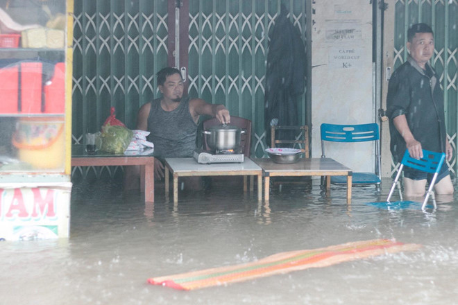 Mưa lớn và ngập khiến các sinh hoạt đời thường của người dân nơi đây bị đảo lộn. Họ buộc phải tìm các giải pháp tình thế để thích nghi với tình cảnh ngập lụt hiện tại.