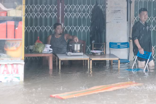 Mưa lớn và ngập khiến các sinh hoạt đời thường của người dân nơi đây bị đảo lộn. Họ buộc phải tìm các giải pháp tình thế để thích nghi với tình cảnh ngập lụt hiện tại.