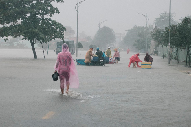 Giữa biển nước cùng cơn mưa trắng xoá trời, những nỗi sợ hãi dâng lên đối với nhiều người.