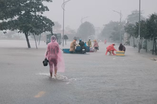 Giữa biển nước cùng cơn mưa trắng xoá trời, những nỗi sợ hãi dâng lên đối với nhiều người.