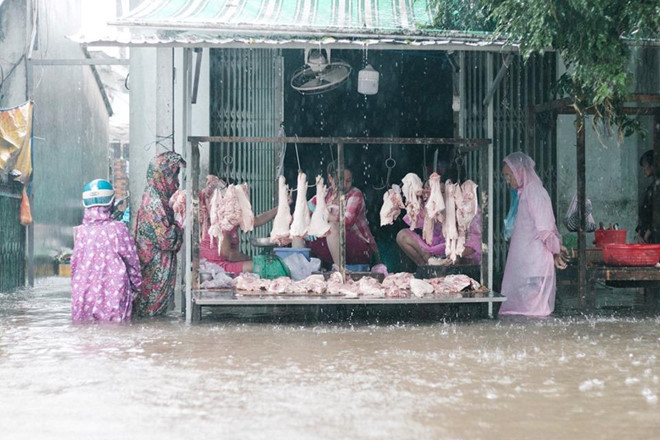 Theo số liệu từ Đài Khí tượng Thủy văn khu vực Nam Bộ, trong vòng 24 giờ (từ 19h ngày 8/8 đến 19h 9/8), lượng mưa ở Phú Quốc đã lên tới 358 mm, vượt xa mức lịch sử ngày 22/8/1997 là 327,1 mm.