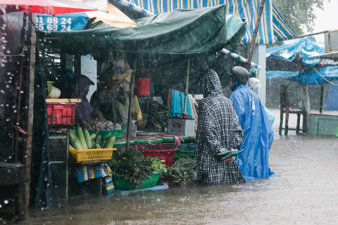 Nhiều nơi ở Phú Quốc bị ngập sâu khoảng 1 m, nặng nhất là thị trấn Dương Đông, xã Cửa Dương, Cửa Cạn, Dương Tơ. Hiện có hơn 3.000 căn nhà ở Phú Quốc đang bị ngập.