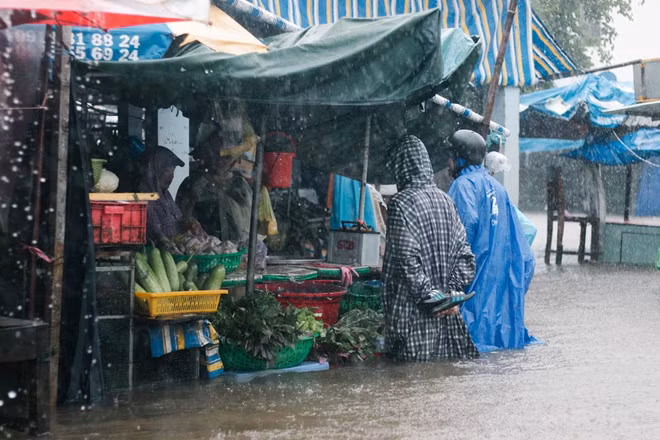 Nhiều nơi ở Phú Quốc bị ngập sâu khoảng 1 m, nặng nhất là thị trấn Dương Đông, xã Cửa Dương, Cửa Cạn, Dương Tơ. Hiện có hơn 3.000 căn nhà ở Phú Quốc đang bị ngập.
