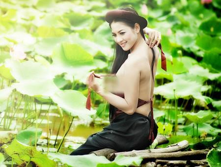 Người mẫu Thái Nhã Vân từng trở thành tâm điểm chỉ trích khi tung bộ ảnh mặc áo yếm chụp tại hồ sen. Nhiều người cho rằng cô cố tình mặc áo quá mỏng, lộ phần ngực nhạy cảm. Cách đây không lâu, người này cũng từng gây chú ý với bộ ảnh tai tiếng “Nude để thiền”, khi nude 100% bên nhà sư. Ảnh: FBNV.