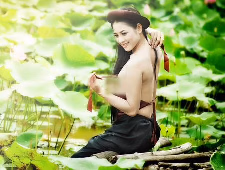 Người mẫu Thái Nhã Vân từng trở thành tâm điểm chỉ trích khi tung bộ ảnh mặc áo yếm chụp tại hồ sen. Nhiều người cho rằng cô cố tình mặc áo quá mỏng, lộ phần ngực nhạy cảm. Cách đây không lâu, người này cũng từng gây chú ý với bộ ảnh tai tiếng “Nude để thiền”, khi nude 100% bên nhà sư. Ảnh: FBNV.