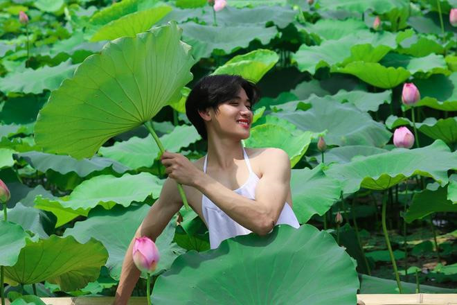 Đầu tháng 5/2019, một nam sinh khiến dân mạng ngán ngẩm với bộ ảnh mặc áo yếm tạo dáng bên hoa sen. Những bức ảnh này của nam thanh niên bị đánh giá là cố tình lựa chọn áo yếm như một cách để tạo chiêu trò. Ảnh Ngọc Sơn.