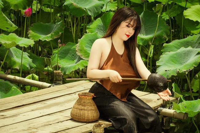 Võ Thị Thu Trang (nữ sinh trường THPT Hoàng Văn Thụ, Hải Dương) được biết đến khi sở hữu vòng một quá khổ (hơn 110 cm). Cuối năm 2018, Thu Trang gặp phải nhiều ý kiến trái chiều khi đăng bộ ảnh phô diễn vòng một bên hoa sen. 10X bị dân mạng "tố" là làm màu, thích nổi tiếng khi đăng bộ ảnh kém tinh tế. Ảnh: FBNV.