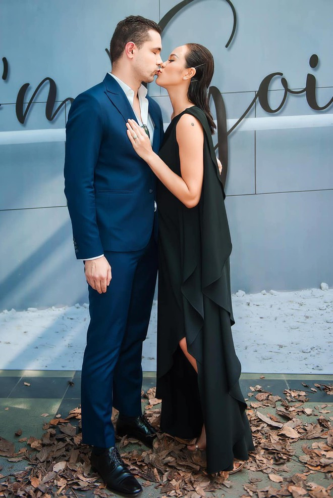 Không chỉ đi catwalk, Phương Mai còn liên tục dự sự kiện với trang phục ôm sát và giày cao gót. Nói về việc thay đổi cách sinh hoạt sau khi mang thai, chân dài người Hà Nội khẳng định: "Sức khoẻ thể chất lẫn tinh thần tôi luôn ở trạng thái tốt nhất, nên mọi hoạt động của tôi vẫn diễn ra bình thường và hoàn toàn không có gì thay đổi so với trước khi mang bầu.