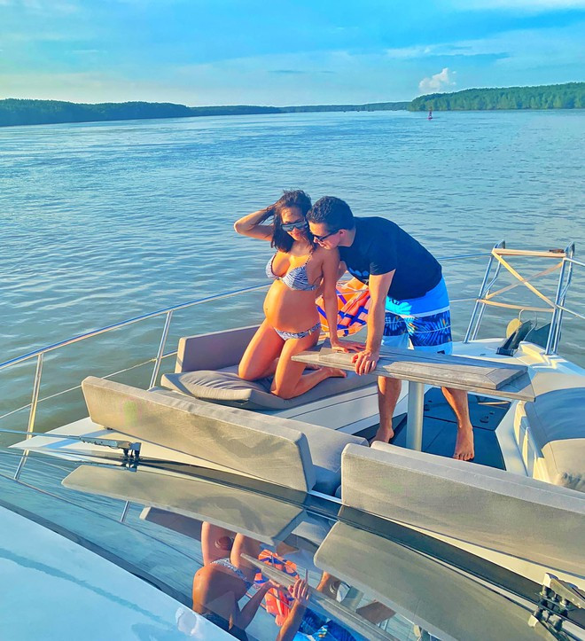 Không lâu sau đó, Phương Mai thừa nhận đã mang bầu tới tháng thứ 5. Cô được chồng Tây chăm sóc chu đáo ngay từ những ngày đầu thai kỳ. "Anh chăm tôi rất kỹ càng, đặt mua nhiều loại vitamin, kem dưỡng da, đọc sách và tìm hiểu thông tin về dinh dưỡng để làm sao hai mẹ con khỏe mạnh nhất. Mỗi tối, anh thoa kem chống rạn cho tôi trước khi ngủ. Anh không quên dành những lời khen xinh đẹp, quyến rũ cho vợ vì sợ tôi stress", cô chia sẻ.