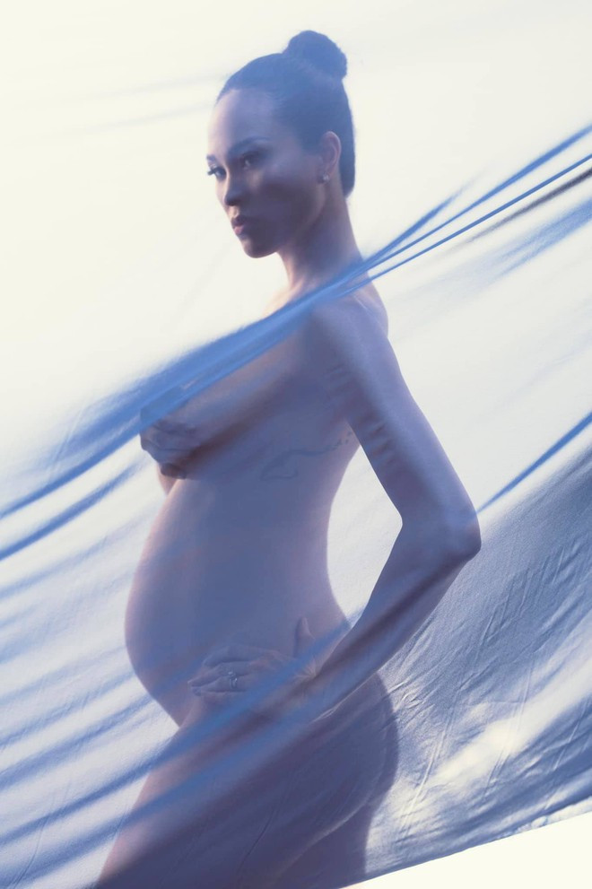 Cô còn tích cực tham gia các buổi chụp hình thời trang. Gần sát ngày "lâm bồn", siêu mẫu tung ra bộ ảnh nude. Cô cho biết chính chồng ngoại quốc là người lên ý tưởng chụp hình với mục đích lưu giữ kỉ niệm. Phương Mai và chồng người Ba Lan tổ chức đám cưới ở Hà Nội hồi tháng 6. Khi tổ chức hôn lễ, người đẹp được cho là đã mang bầu khi vòng 2 của cô lớn hơn bình thường.