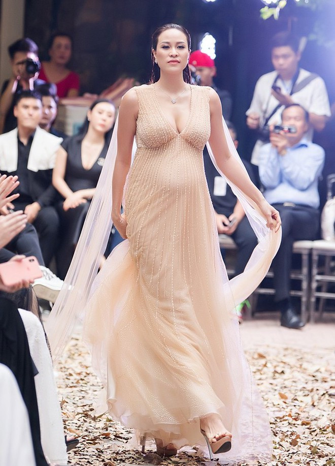 Trước đó, khi ở tháng thứ 8 thai kỳ, Phương Mai đã tham gia một show thời trang, trình diễn trên đôi giày cao gót 12 cm. Nhiều người không đồng tình với việc làm của siêu mẫu, cho rằng cô đang mạo hiểm sức khỏe bản thân cũng như thai nhi.