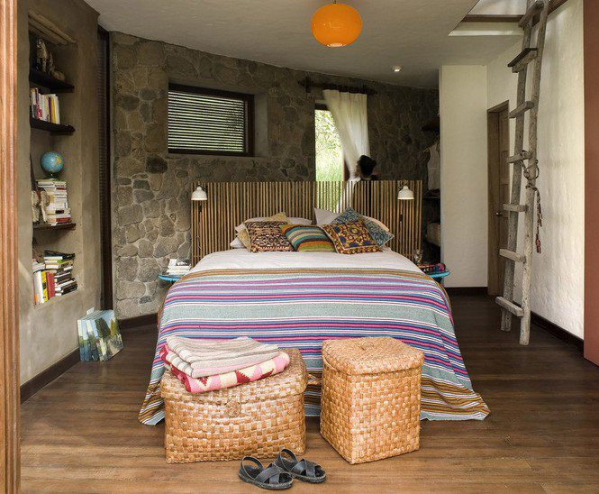 Phòng ngủ mộc mạc ấm cúng và nhiều ánh sáng.