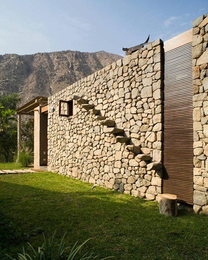 Các vật liệu nguồn gốc địa phương được sử dụng chủ yếu.