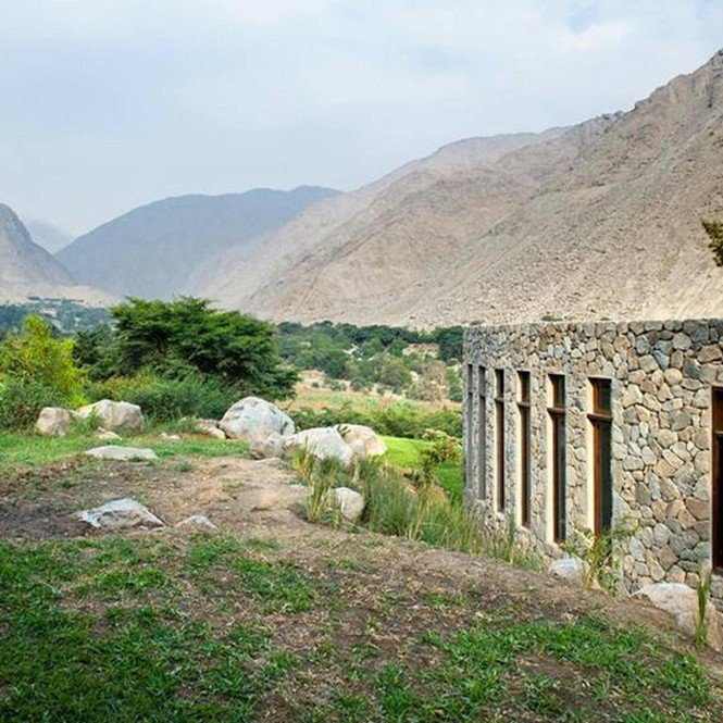 Tầm nhìn bao quát cảnh quan khu vực đồi núi.