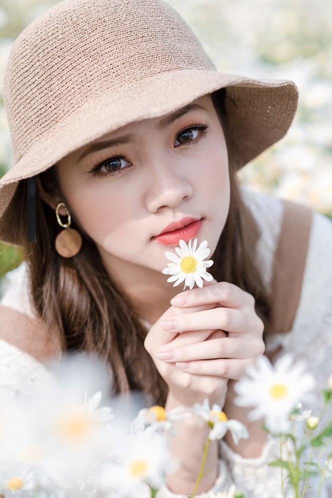 Cùng ngắm một số hình ảnh của giới trẻ Hà thành khoe sắc bên cúc họa mi.