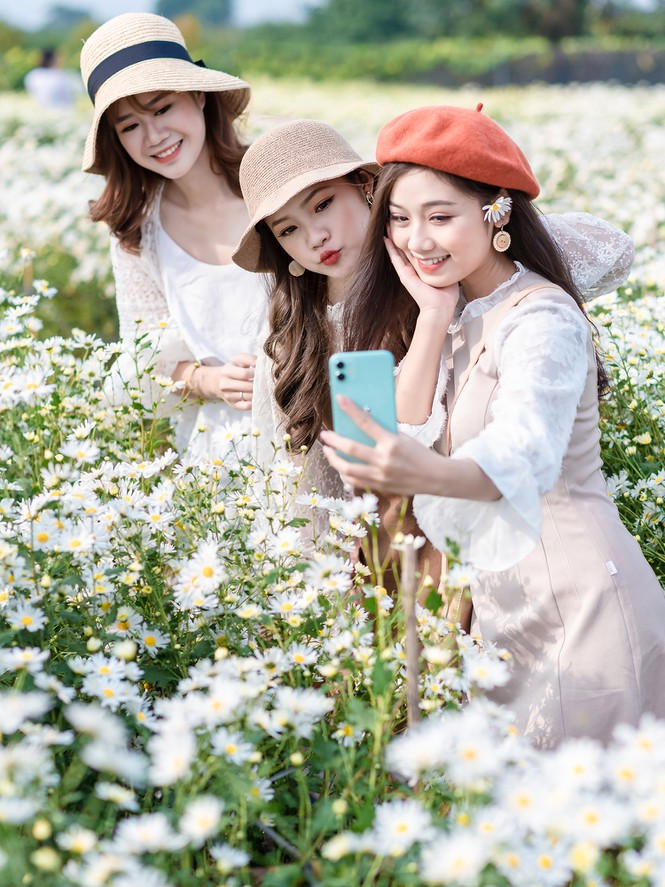 Cánh đồng hoa này đối diện vườn nhãn Gia Lâm - một địa điểm chụp ảnh nổi tiếng trong giới trẻ. Bạn có thể kết hợp tham quan, khám phá cả 2 địa điểm trong một ngày.