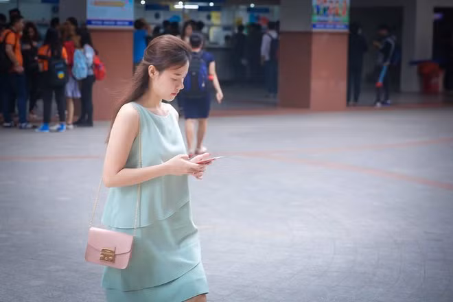 Hồi tháng 9, Midu chia sẻ lên trang cá nhân bức ảnh cô bị sinh viên chụp lén khi đi bộ trên sân trường. "Vậy là đi dạy ở Hutech gần được 3 năm, nhanh thật. Facebook nhắc kỷ niệm hồi trước đi lang thang trong trường bị sinh viên chụp lén đây mà", cô viết. Dưới bài đăng, bên cạnh khen ngợi vẻ ngoài ngày càng trẻ trung "lão hóa ngược" của cô giáo, nhiều bạn trẻ bày tỏ mong muốn được theo học với nữ giảng viên.