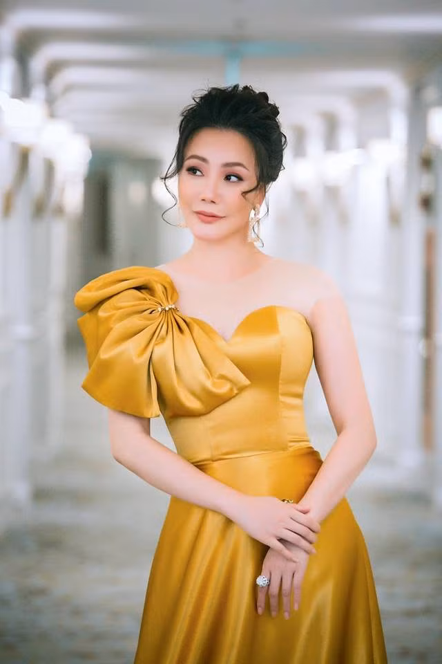 Có lần, Hồ Quỳnh Hương chia sẻ trên mạng cô biết ơn vì đã nhận được quá nhiều từ ngôi trường mình từng theo học. "Tôi luôn tâm niệm mình là nghệ sĩ cũng là một chiến sĩ. Đó cũng chính là động lực để tôi không bao giờ làm điều gì sai, ảnh hưởng đến uy tín của trường và uy danh của thầy cô", Hồ Quỳnh Hương viết. Hiện tại, nữ ca sĩ ít xuất hiện trên mặt báo và tập trung vào việc kinh doanh.