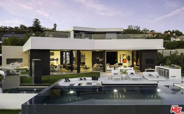 Bên trong được trang trí tinh tế, hiện đại với những bức tường bằng kính và sàn nhà được lát đá cẩm thạch. Biệt thự rộng hơn 1.040 m2 với 6 phòng ngủ và 9 phòng tắm.