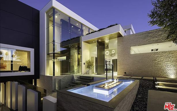 Một số tiện ích nổi bật khác bên trong biệt thự còn có phòng gym, rạp chiếu phim, và phòng thay đồ.