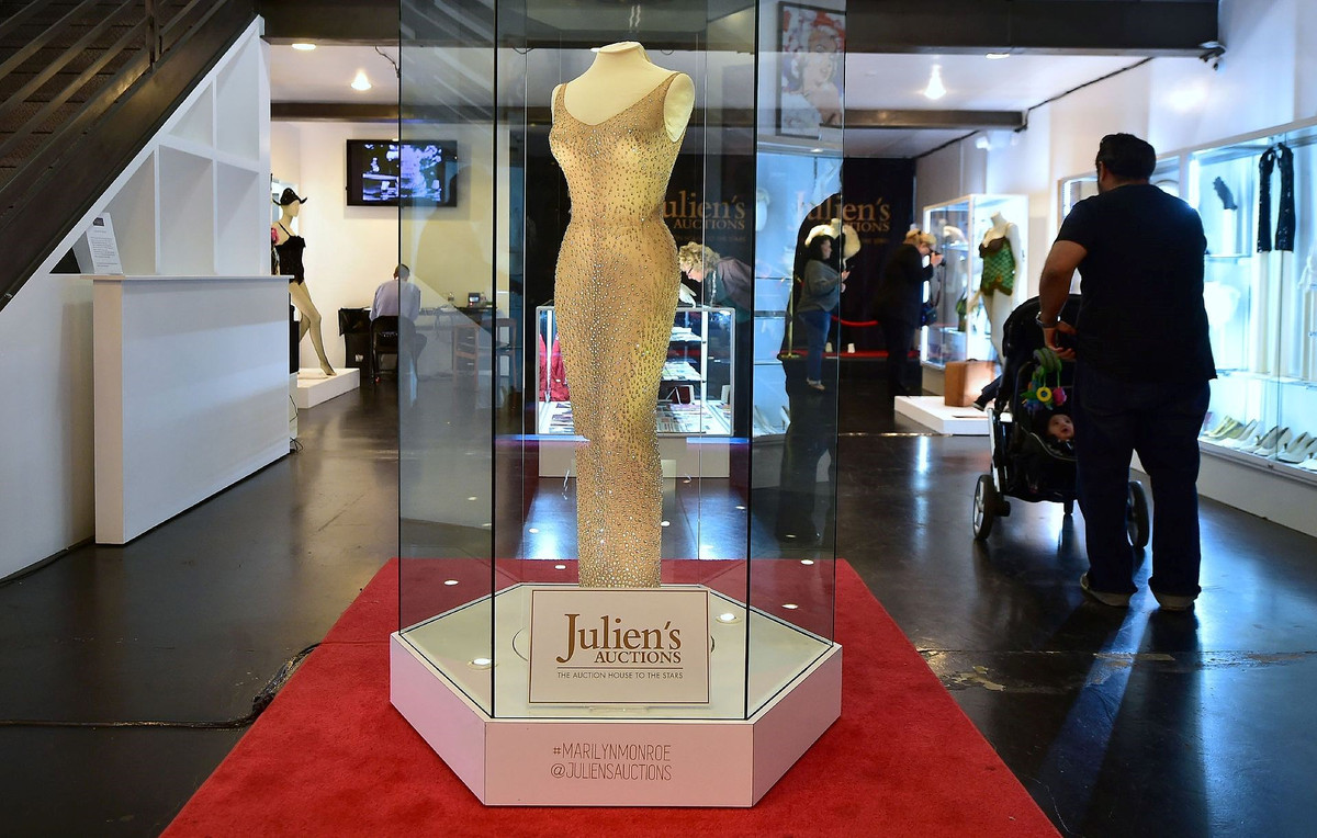 Chiếc váy được Marilyn Monroe mặc trong buổi hát chúc mừng sinh nhật Tổng thống John F. Kennedy vào tháng 5/1962, được trưng bày trong một tủ kính tại nhà đấu giá Julien ở Los Angeles vào tháng 11/2016 trước khi đấu giá. Chiếc váy mang tính biểu tượng này đã được bán với mức giá kỷ lục 4,81 triệu đô la Mỹ.