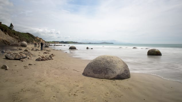 4. Moeraki Boulders (Những tảng đá Moeraki), New Zealand Những tảng đá Moeraki hình cầu lớn, có thể dễ dàng bị nhầm lẫn với những sáng tạo nhân tạo đã dạt vào bãi biển Koekohe trên bờ biển Bắc Otago. Theo truyền thuyết của người dân địa phương nói rằng chúng là tàn dư của những giỏ cá và trái cây đã lên bờ khi những chiếc thuyền đưa tổ tiên của họ đến Đảo Nam của New Zealand bị đắm. Trên thực tế, những viên đá cao hai mét này được tạo ra bởi đá bùn cứng hơn năm triệu năm trước.