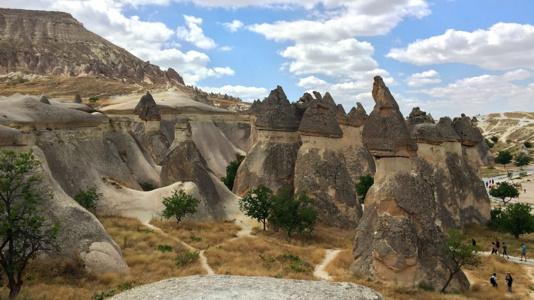 2. Fairy Chimneys (Ống khói cổ tích), Thổ Nhĩ Kỳ Các ống khói cổ tích của Cappadocia ở miền trung Thổ Nhĩ Kỳ là một điều kỳ diệu về địa chất. Các cột đá bazan cứng là kết quả của sự xói mòn qua hàng ngàn năm tạo ra các tòa tháp như ở một thế giới khác. Tuy nhiên, điều làm cho chúng thực sự đặc biệt là hệ thống hang động và các thành phố nằm bên dưới chúng.
