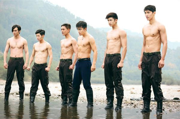 Dù chỉ đóng vai phụ, Cao Vỹ Quang (ngoài cùng bên trái) vẫn nhận được sự yêu mến nồng nhiệt của khán giả. Ngoài ra, việc xuất hiện cùng dàn sao đình đám như Trần Kiều Ân, Giả Nãi Lượng, Huỳnh Tông Trạch... cũng giúp anh nâng cao danh tiếng.