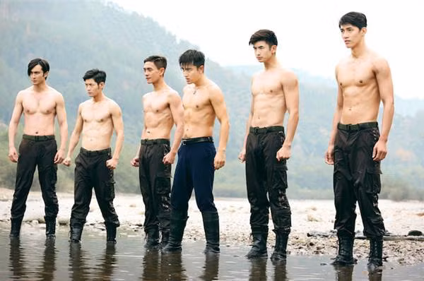 Dù chỉ đóng vai phụ, Cao Vỹ Quang (ngoài cùng bên trái) vẫn nhận được sự yêu mến nồng nhiệt của khán giả. Ngoài ra, việc xuất hiện cùng dàn sao đình đám như Trần Kiều Ân, Giả Nãi Lượng, Huỳnh Tông Trạch... cũng giúp anh nâng cao danh tiếng.