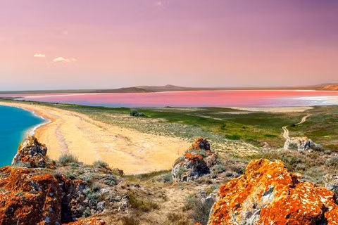 8. Hồ Hillier, Australia: Hồ Hillier là hồ nước màu hồng duy nhất trên thế giới. Không ai biết chắc nguyên nhân hồ nước lại có màu kỳ lạ này. Các nhà khoa học phỏng đoán hiện tượng trên có thể bắt nguồn từ các sinh vật dunaliella salina và halobacteria tạo nên. Ngoài ra, một phỏng đoán khác là do vi khuẩn halophilic sống trong lớp vỏ muối của tạo thành. Dù gì đi nữa, hồ Hillier cũng rất an toàn và bạn có thể thoải mái bơi lội.